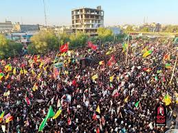 ببینید/ ورود سید محمد تقی الحکیم به حرم امیرالمومنین (ع) و اقامه نماز بر پیکر رهبر شهید