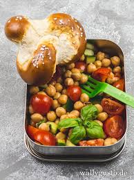 Mediterraner Kichererbsensalat Mit Cocktailtomaten Und Gurke Rezept In 2020 Rezepte Vegane Rezepte Gesund Essensrezepte