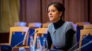 Szél bernadett lesz a momentum budakeszi képviselőjelöltje. Szel Bernadett Pert Indit Az Agyfoglaltsagi Adatokert 24 Hu