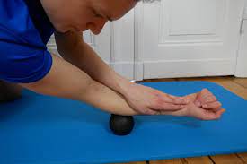Hast du auch schon mal schmerzen im bereich deines ellenbogengelenks gehabt, nachdem du deinen arm belastet hast? Tennisarm Ubungen Die Besten Massage Und Dehnubungen Golferarm