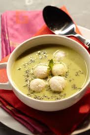 Grune Erbsensuppe Mit Etorki Klosschen Rezept Erbsen Suppe Erbsensuppe Klosse