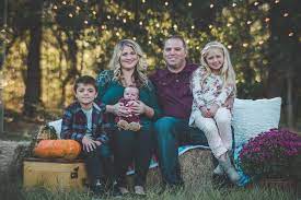 Fall Family Photoshoot Ideas Colors Are Forest Green Plum And Orange Fall Family Photoshoot Family Photoshoot Portrait