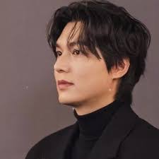 Page Lee's Instagram, Twitter & Facebook