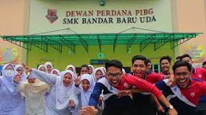 It mainly consists of four phases where this townships has developed well and it has two primary schools (sekolah kebangsaan bandar uda (2) and sekolah kebangsaan kompleks uda) as well as a secondary school, sekolah menengah. Form 5 Students Speech For Graduation Day Smk Bandar Baru Uda Youtube