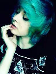 Emo hairstyles and emo haircuts involve lots of long, heavy bangs brushed to one side, that tend to cover one or both eyes in a chaotic manner. Short Emo Hair Tumblr Emo Hair Short Emo Hair Emo Boy Hair