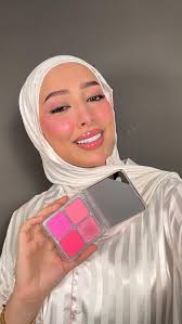 Gorgeous @katy #hudabeautyeasybake Cherry Blossom & @hudabeautyshop  #glowishbyhudabeauty bronzer powder