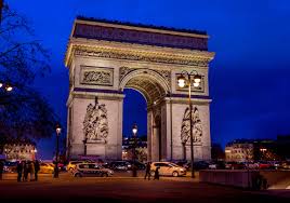U jego podstawy znajduje się grób nieznanego żołnierza. Luk Triumfalny W Paryzu Podczas Wakacji Wakacje123 Pl