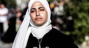 أعلن نبيل الكرد، أحد أصحاب البيوت المهددة بالمصادرة في حي الشيخ جراح بالقدس، اعتقال القوات الإسرائيلية لابنته منى. 4ov5aprg Uyvpm