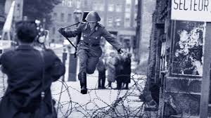 Germania ovest era il termine colloquiale usato tra il 1949 e il 1990 per indicare la nacque nel 1949 con l'inizio della guerra fredda e il confine con la germania est. Le Fughe Piu Audaci Dal Muro Di Berlino Vd News