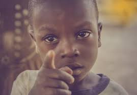 Jetzt ist er da, der Glaube, der übers Wasser laufen lässt. Angesichts des  Auferstandenen wächst das Vertrauen, bis es t