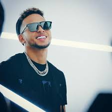 Ozuna and taína are super in love. Ozuna Ozuna Fotos Y Videos De Instagram Concert Outfit Square Sunglasses Men Mens Sunglasses