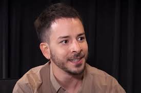 Junior Lima comenta rumores sobre sua sexualidade: "Prefiro ser confundido com gay do que com um machão alfa"