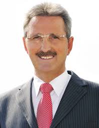 Informationen für Seniorinnen, Senioren und Angehörige Liebe Seniorinnen  und Senioren, liebe Angehörige! Seniorenbeirat zieht