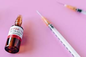 La vacuna de moderna también ha supuesto una facilidad en el transporte de la vacuna. La Vacuna De Moderna Se Adelanta A La De Pfizer Y La Sputnik V Tiene Eficacia Del 94 5 Contra El Covid 19 Segun Un Analisis
