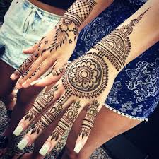 The greatest elegant and evergreen new pattern of mehndi is none other than the gol tikka mehndi designs for girls. Round Mehndi Designs 26 Easy Circle Shape Mehandi Design For Brides Bridesmaids