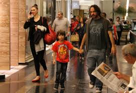 Gabriel O Pensador Passeia Com Filho E Namorada No Shopping Ofuxico