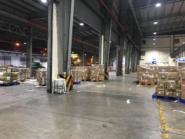 Kho hàng quốc tế hoạt động như thế nào trước khi hàng được giao đến Malaysia?