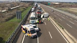 Un incidente terrificante nella mattinata di oggi, martedì 22 giugno, sull'autostrada a1 all'altezza di cadeo, in direzione bologna. Scontro Tra Camion In Autostrada A1 Traffico Bloccato E Code Piacenzasera It