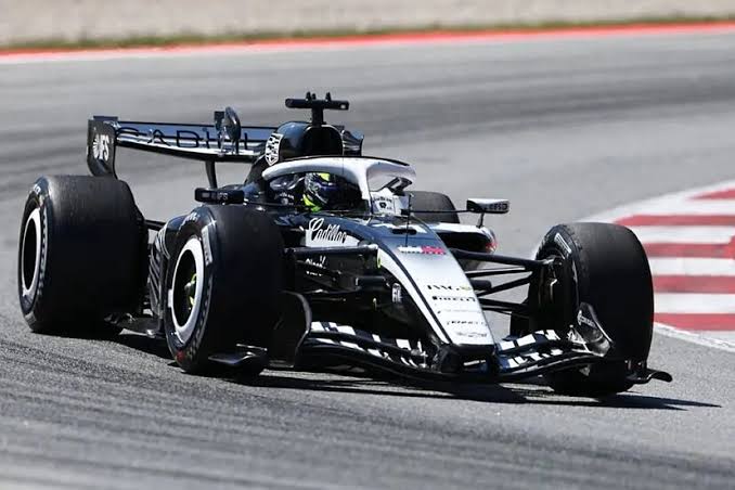Checo Pérez aprovecha el caos de la salida para subir cinco puestos | MARCA México