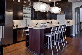 ثريات بألوان وتصاميم أخاذة