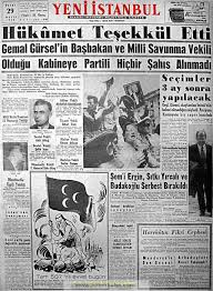 27 mayıs darbesi, 27 mayıs 1960 tarihinde yapılan ve türkiye cumhuriyeti tarihinde gerçekleşmiş ilk askerî darbe. Tarihi Gazete Mansetleri 1960 1961 Gazete Mansetleri
