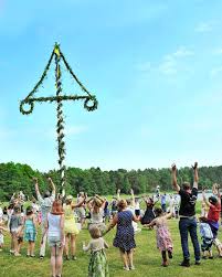 Efter en dryg timmes kreativt arbete var vi färdiga att resa och beundra årets midsommarstång. X Hale Digital On Twitter Glad Midsommar Happy Midsummer Midsommar Svensktradition Majstang Midsommarstang Dans Smagrodorna Folkdrakt Blommor Krans Midsummer Swedishtradition Maypole Midsummerpole Dance Littlefrogs