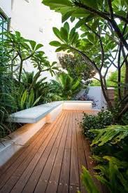 Siege En Porte A Faux Exterieur Dans Un Jardin Luxuriant Ide Halaman Belakang Rumah Indah Pekarangan