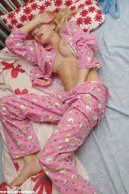 Nackte mädchen in pyjama