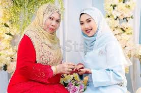 Dengan celana putih dan tulle embroidery blouse tetap memberi kesan formal. Dulu Dikecam Sekarang Ramai Puji Baju Tunang Tak Mahal Pun Bajet Kami Berdua Bawah Rm400 Viral Mstar