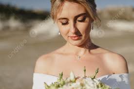 Pengantin Perempuan Berambut Perang Yang Menakjubkan Dalam Gaun Putih  Dengan Bahu Terdedah Yang Ditangkap Dalam Potret Dan Gambar Untuk Muat  Turun Percuma