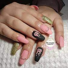 Una simple manicura con esmalte blanco puede ser un aspecto elegante y sin esfuerzo, agregando un toque de sofisticación a tu estilo. Nails5153 Unas Acrilicas Tono Rosado Negro Y Dorado Facebook