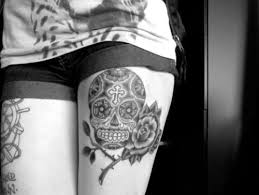 Black And White Sugar Skull Thigh Tattoo Dia De Los Muertos Tattoo Skull Thigh Tattoos Trendy Tattoos Tattoos