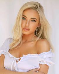 Download Emma Kotos Glossy Lips Wallpaper | Wallpapers.com