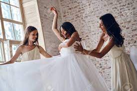Das ist nach saaremaa die zweitgrößte insel von estland. Vorbereitung Vor Hochzeit Zwei Attraktive Junge Frauen Die Ein Hochzeitskleid Auf Einer Schonen Braut Bei Der Stellung Nahe Den Fenster Zu Werfen Lizenzfreie Fotos Bilder Und Stock Fotografie Image 88419552