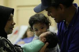 Lisa menghadap dinding sedangkan arman memeluknya dari belakang. Lisa Surihani Sedih Melihat Si Anak Hiburan Mstar