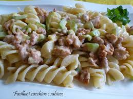 Volete un'idea nuova per una torta salata adatta per i vostri buffet ma anche come piatto unico per cena? Fusilloni Zucchine E Salsiccia Pasta E Non Solo