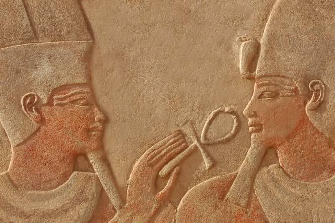 Bas-relief égyptien représentant Amon présentant la Croix Ankh aux lèvres du pharaon – Nos Colonnes