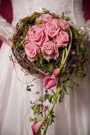 Rosen und callas werden mit sisalband und perlen kombiniert. Hochzeitsstrauss Calla Rosen Bildergalerie Hochzeitsportal24 Brautstrauss Blumenstrauss Hochzeit Hochzeit Strauss