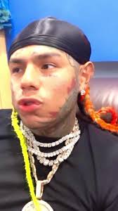 Rapero 6ix9ine y las costumbres...