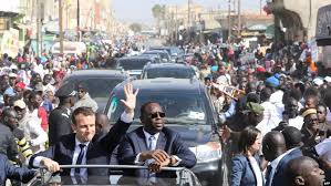 Pour les commerces, emmanuel macron encourage à développer les commandes à distance, les ventes à emporter ou la livraison à domicile. Macron Promet L Aide De La France Contre L Erosion A Saint Louis Du Senegal