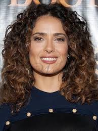 Salma Hayek Pumps Up The Volume On Her Look With Gentle Ringlets Finger Brushed To Maintain Nat Curly Hair Tips Curly Hair Styles Naturally Chestnut Hair Color