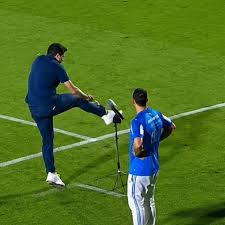 Abel Ferreira recebeu nesta ter&ccedil;a-feira uma puni&ccedil;&atilde;o com multa por chutar um microfone no jogo da volta das oitavas de final da Libertadores. Est&aacute; liberado, portanto, para comandar a equipe diante da