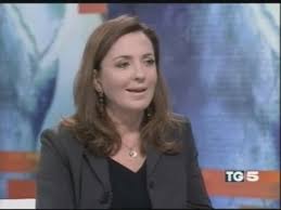 Laureatasi in lettere, negli anni '80 incomincia la sua lunga carriera, in rai e radio 2 e da quel momento in poi accumula esperienze giornalistiche su importanti testate come il giornale. Barbara Palombelli A Mediaset 4 Freeforumzone