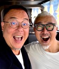 170925 大熱天時， 兩個超忙大叔偷偷在上海西岸約午飯。 身水自汗躲入冷氣間吃四大盤沙拉配一丟丟烤肉就不拍食物照了， 但聊到創作聊到A l聊到l  P聊到人生聊到未來就真的不是說笑， 簡直就要開懷開心開口一直笑！ #上海約會#