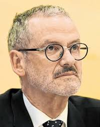 Zwei am Steuer von „Kirche in einem Boot“