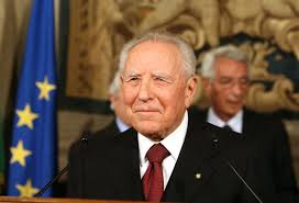 Subito a rendere omaggio a ciampi sono arrivati il presidente della repubblica sergio mattarella e le massime autorità dello stato e del governo. Carlo Azeglio Ciampi Il Non Economista Che Piloto L Economia In Bilico Fra Stagnazione E Inflazione Formiche Net