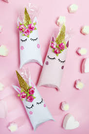Zu weihnachten können sie mit klopapierrollen adventskalender und kleine geschenkverpackungen basteln. Einhorn Schachtel Aus Klopapierrollen Falten Diy Geschenkverpackung
