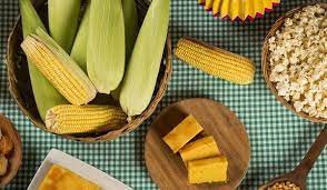 A maçã mergulhada em calda de açúcar, com um cabo de palito de picolé, dá origem. Comidas Tipicas De Festa Junina Brasil Escola