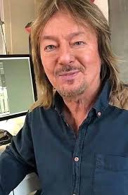 Chris is not a member of any groups, replies to posts by Chris Norman are  just crazy people encouraging scammers.