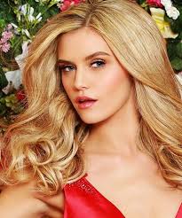 Nguyễn Thị Loan và dàn thí sinh Miss Universe khoe sắc bên hoa